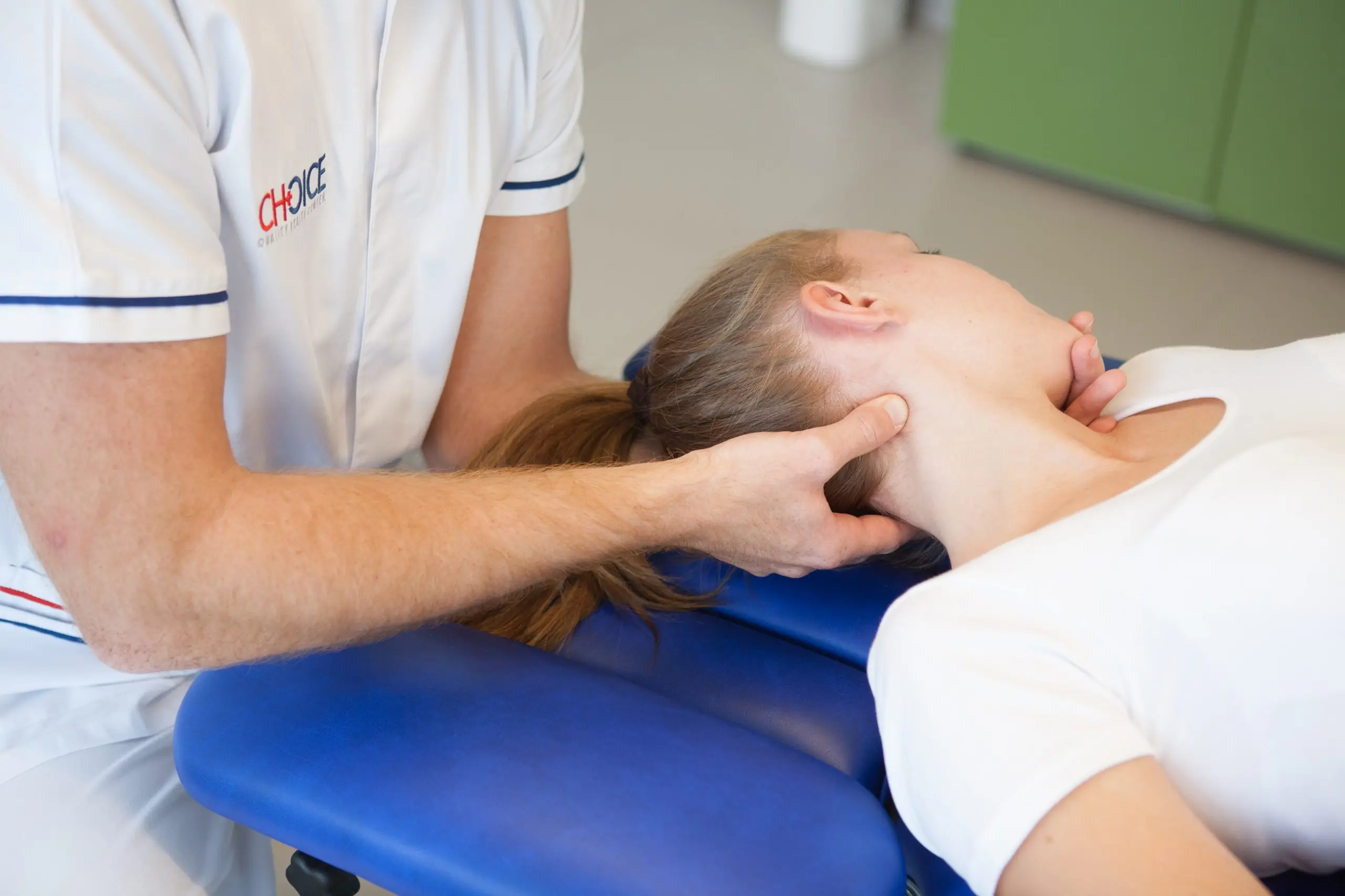 Fisioterapista che tratta la cefalea con terapia manuale