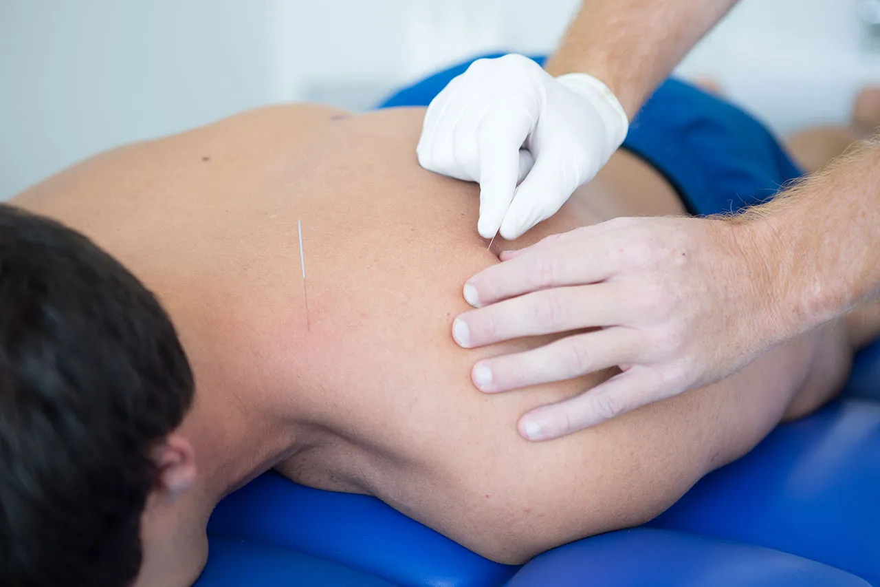 Fisioterapista Choice applica una terapia strumentale sulla schiena del paziente