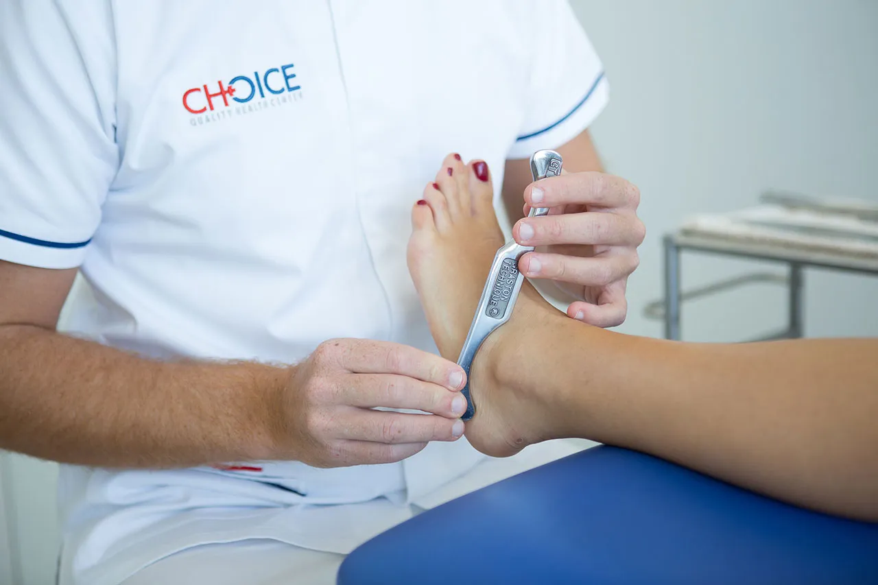 Fisioterapista Choice durante un trattamento manuale sul lettino