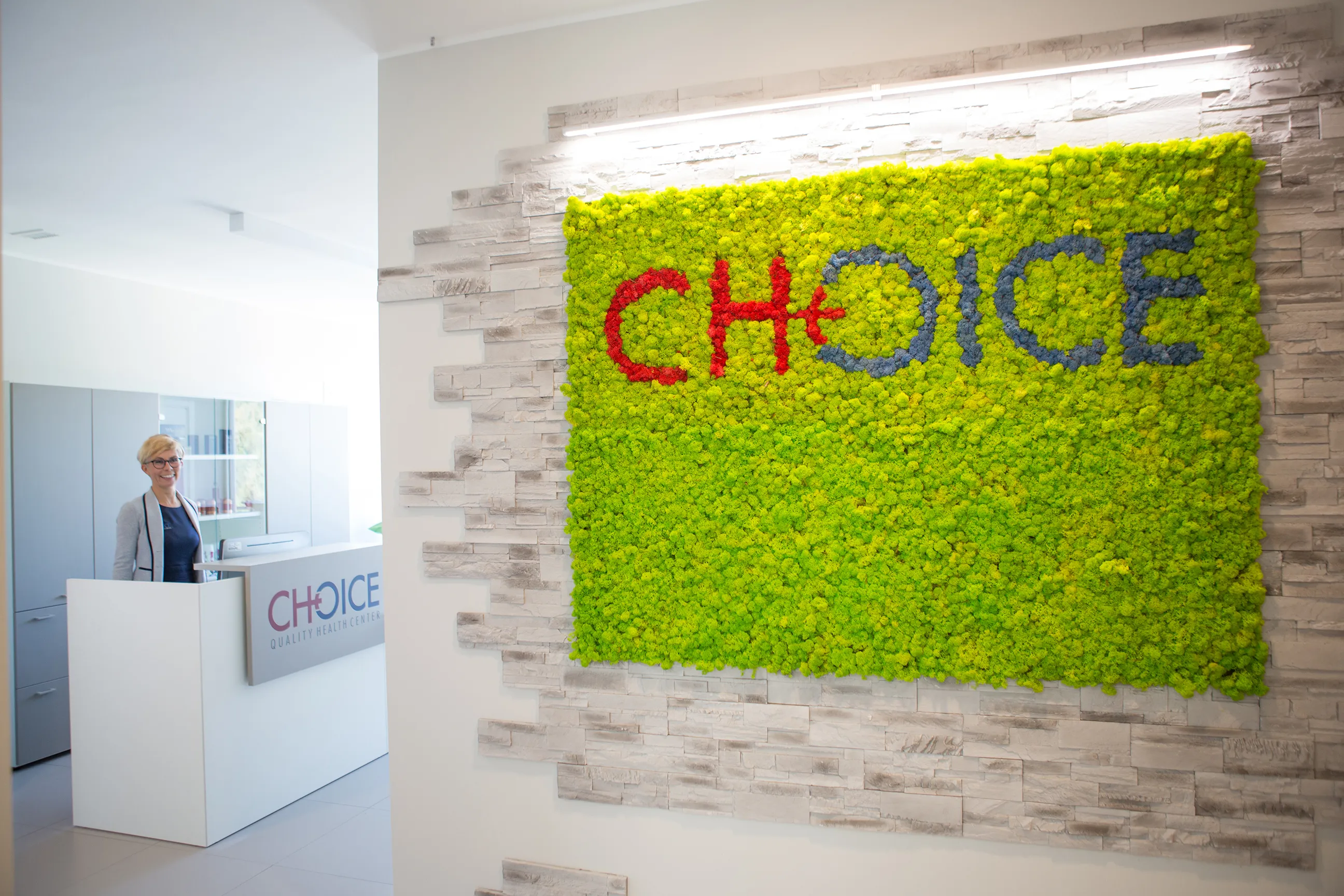 La reception di Choice Health Center: la parete vegetale in muschio stabilizzato che compone la scritta CHOICE accoglie all’ingresso