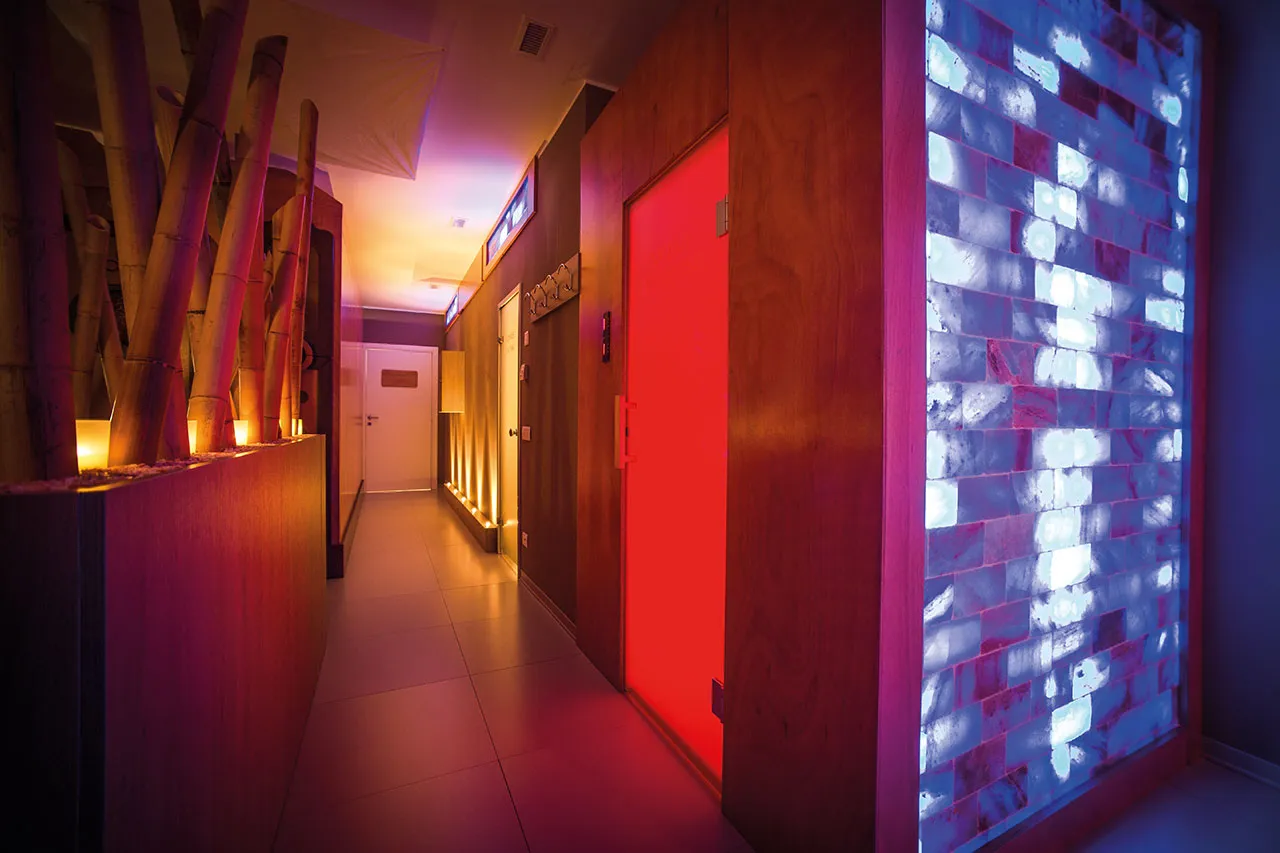 La sala relax con parete di sale rosa illuminata e atmosfera calda