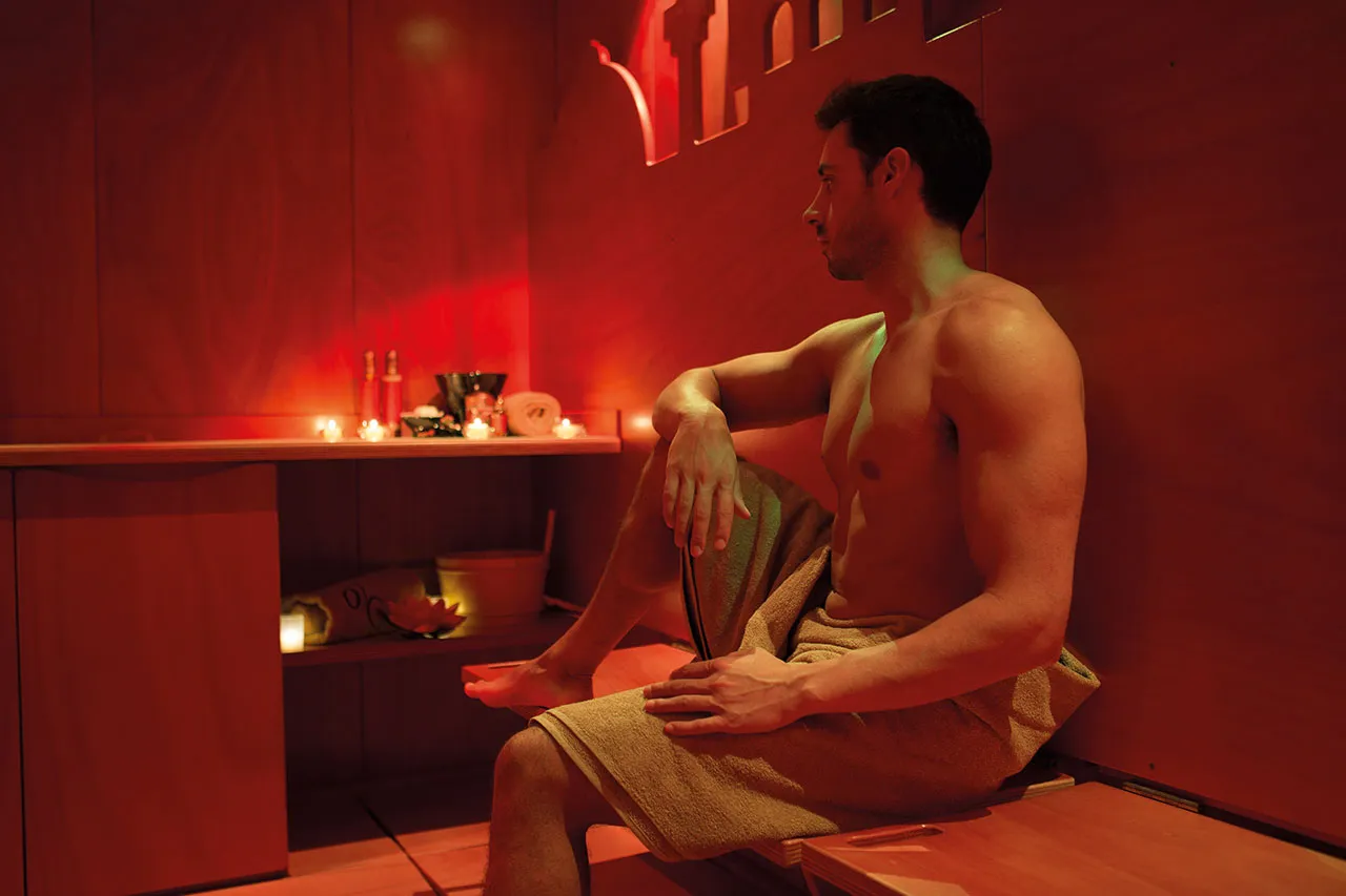 Ambiente termale della Choice Wellness Spa in luce calda, con dettagli in legno