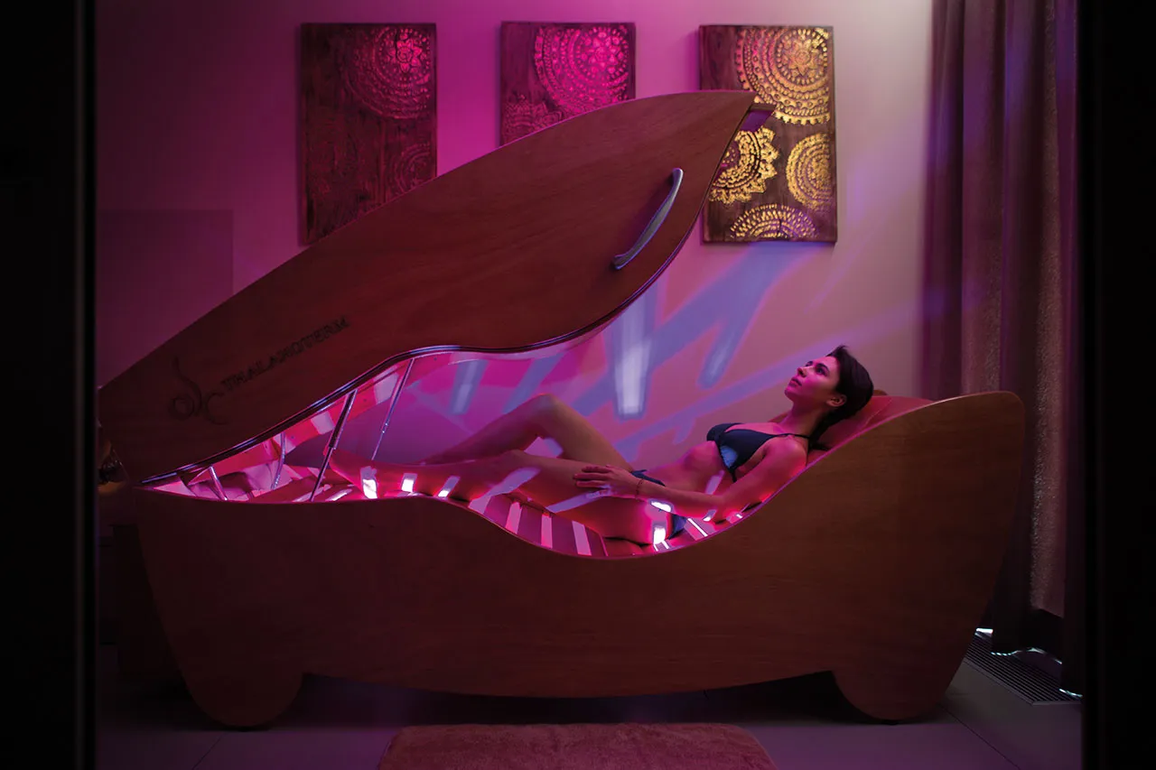 Lettino di thalassoterapia in legno con luci cromoterapiche nella spa