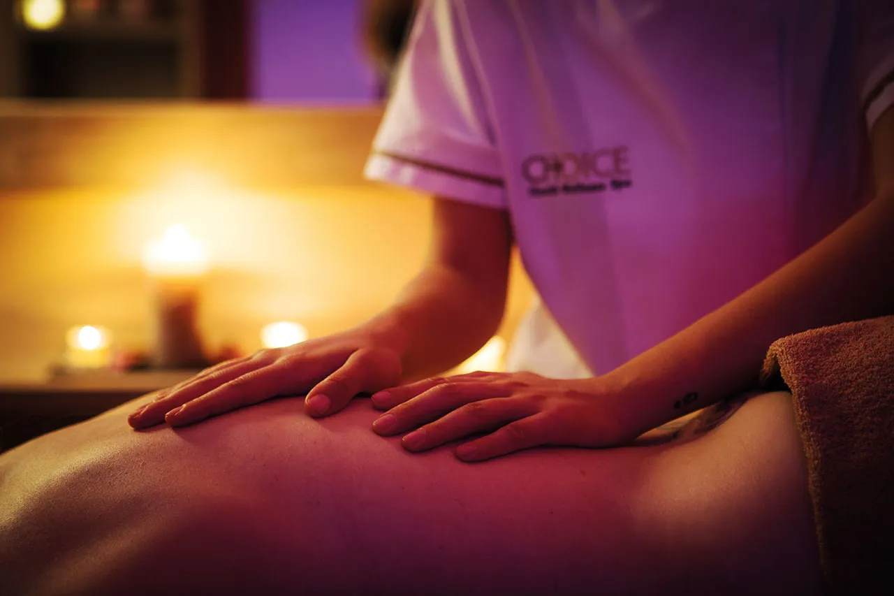 Massaggio a lume di candela nella spa Choice, in luce calda